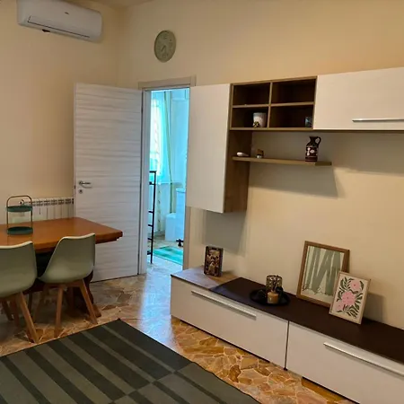 בית הארחה Nicole's House אסטי